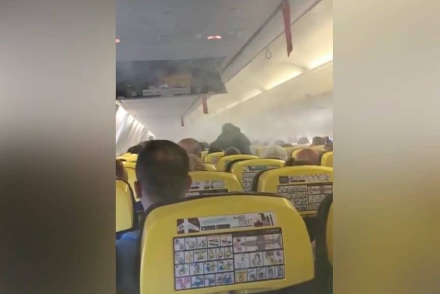 FOTO VIDEO Panică la bordul unui avion Ryanair cu 169 de pasageri