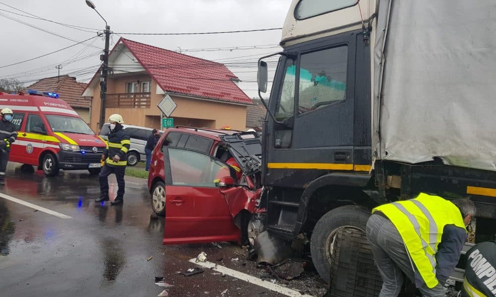 FOTO Impact frontal VIOLENT între un autoturism și un TIR într o