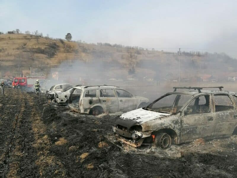 FOTO Incendiu de vegetație extins la un centru de dezmembrări auto