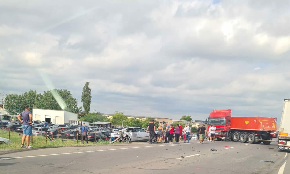 Foto Doi Adul I I Un Copil R Ni I Dup O Coliziune Puternic Ntre