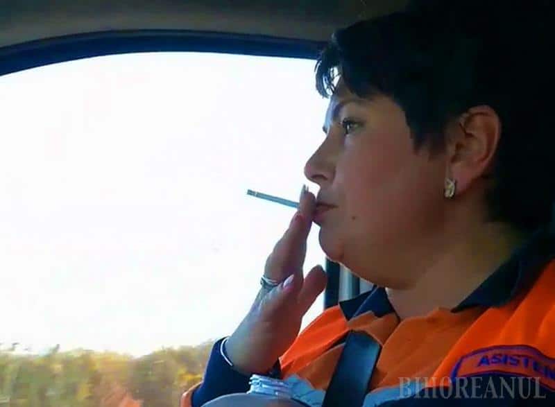 asistenta filmata cand fumeaza in ambulanta