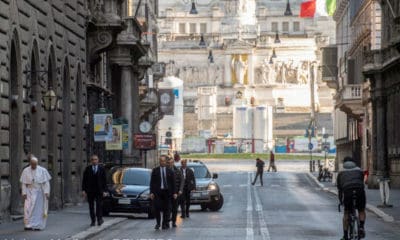 Papa pe străzile pustii ale Romei