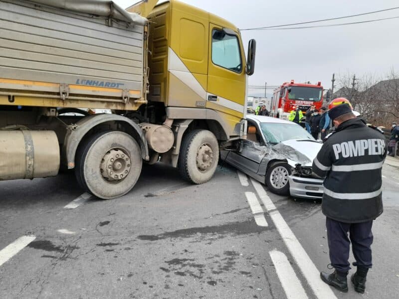 accident bistrita camion masina