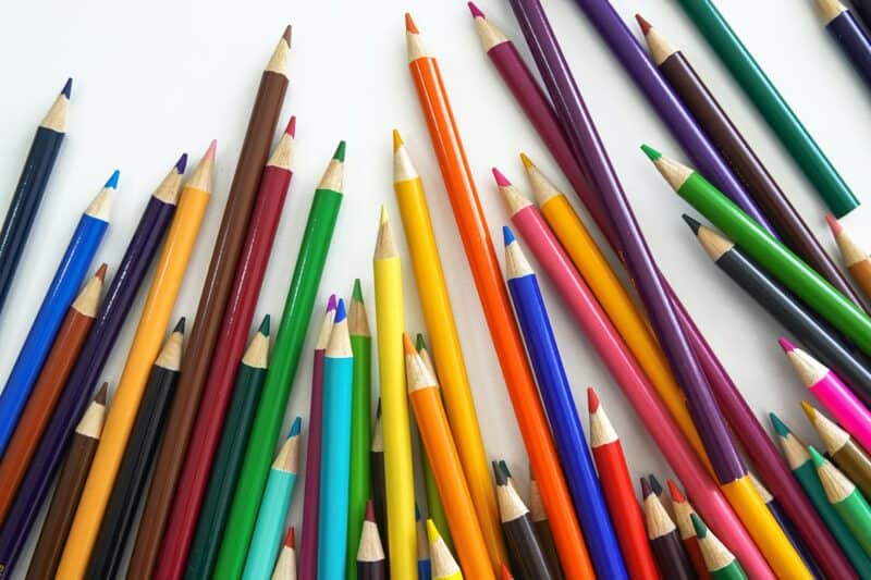 creioane colorate e1646052255986.jpg