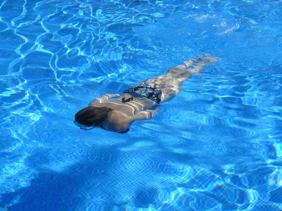 piscina femeie vacanta foto pixabay