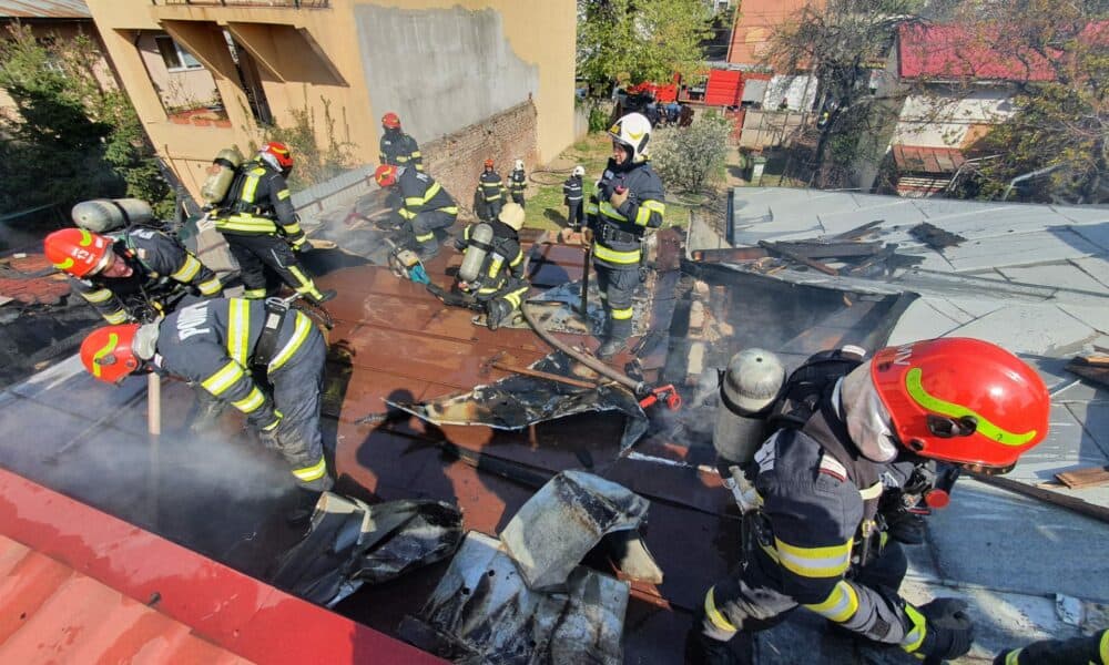 Incendiu Puternic La O Cas Cu Etaj Din Bucure Ti Cu Pericol De