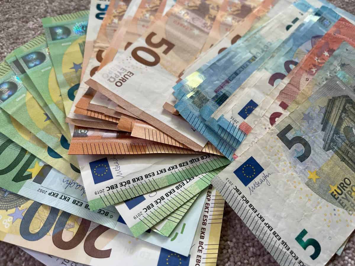 euro bani.jpg