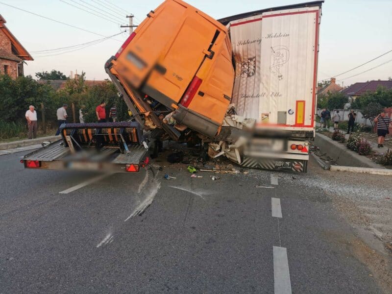 Diplomat Pounding Serrated FOTO: Cumplit accident pe DN 56 în Dolj. Două persoane au murit și alte 4  au fost rănite