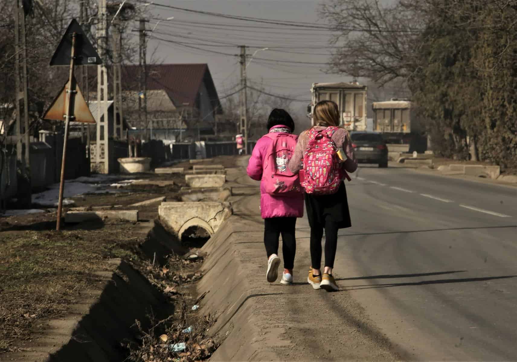 localitatea celebră în românia unde copiii sunt puși să meargă