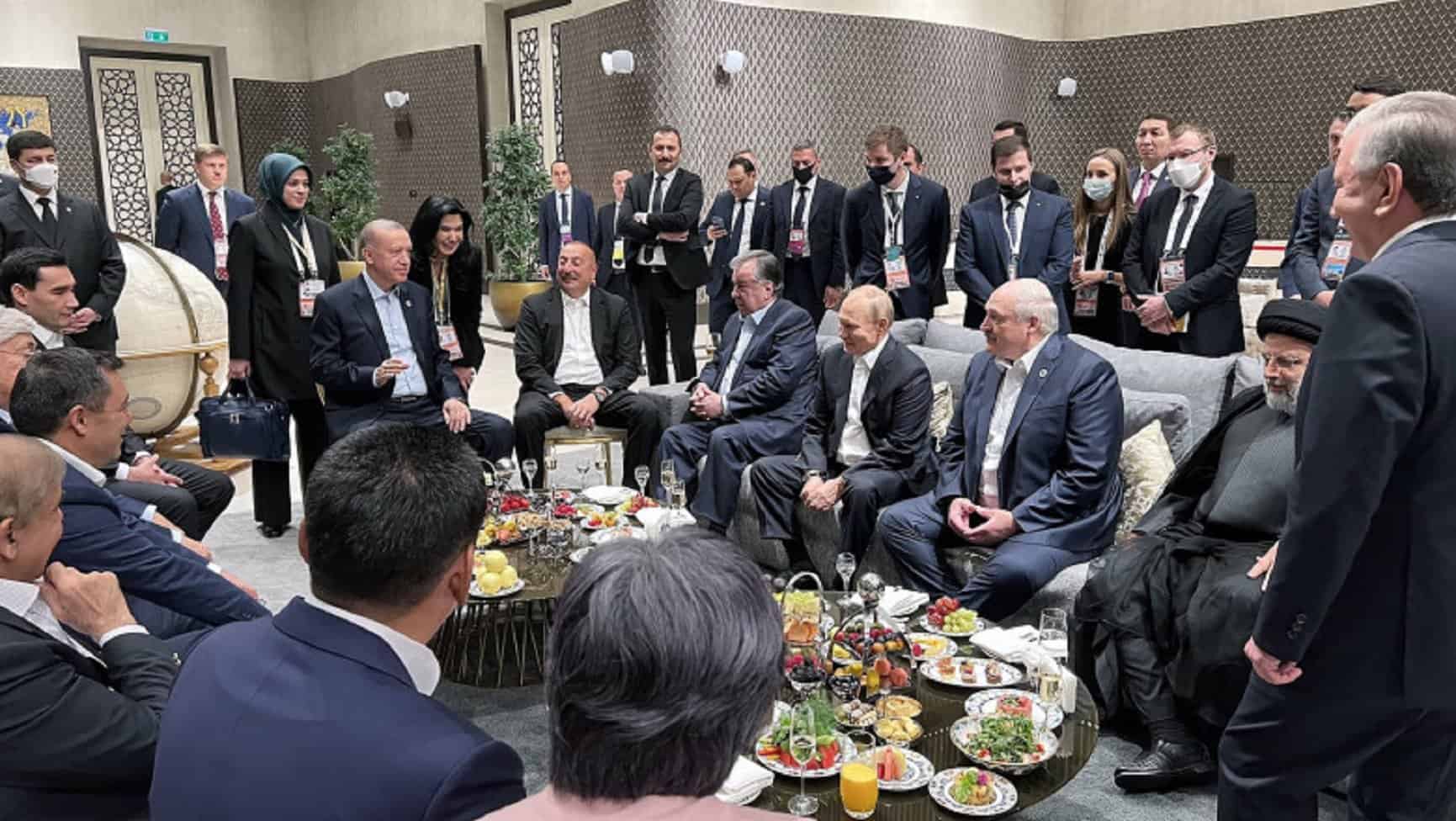 momente stânjenitoare pentru vladimir putin la summitul din uzbekistan. liderul