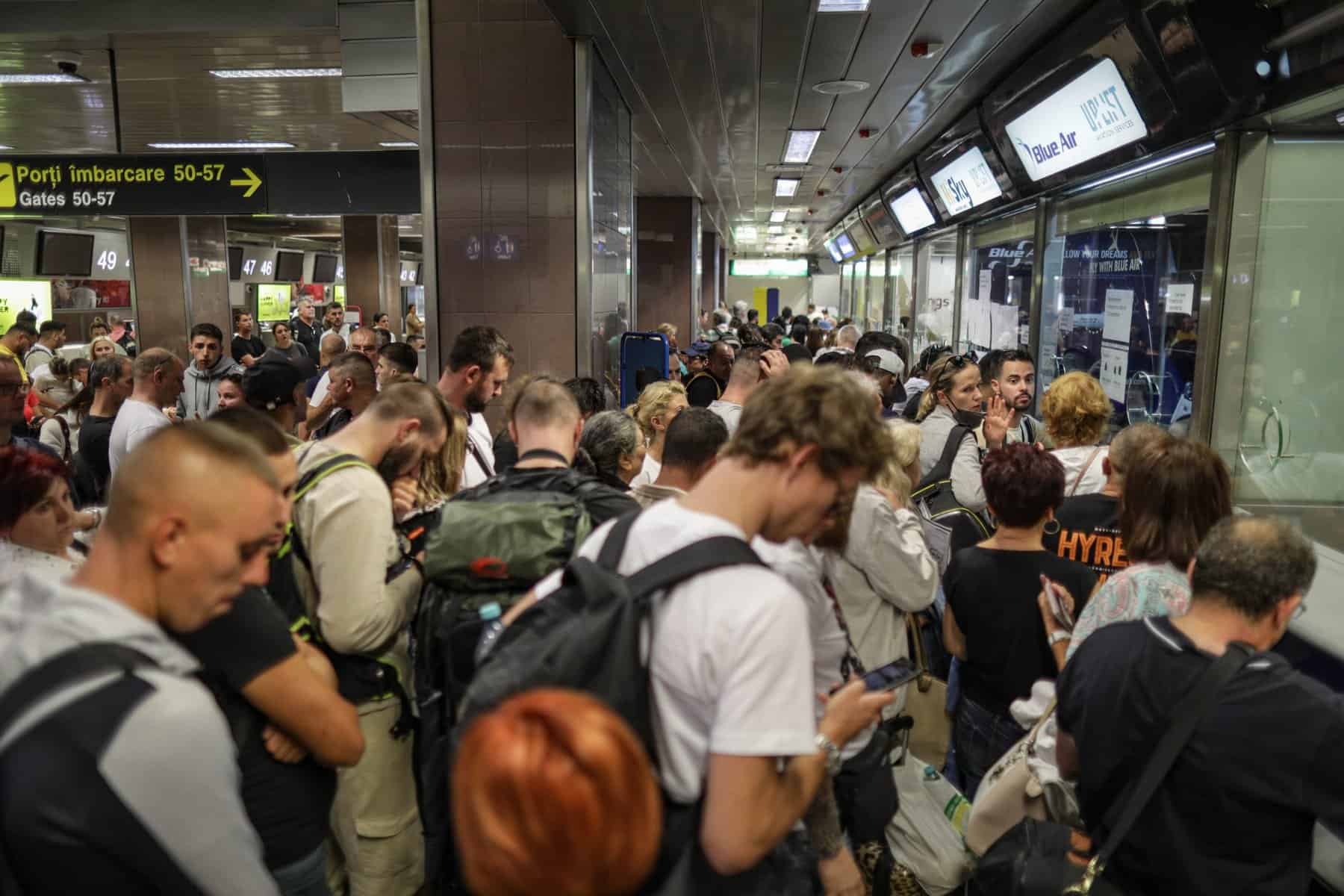 românii afectați de suspendarea zborurilor blue air vor fi repatriați.