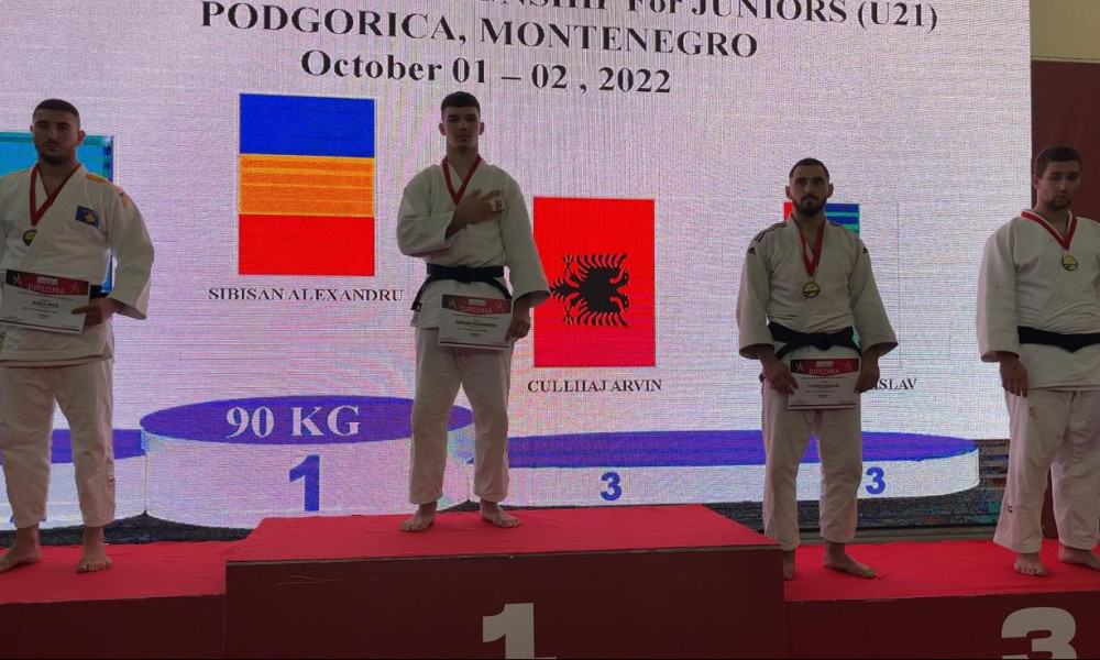alexandru sibisan medalie de aur la balcaniada de judo e1664862696851 1000x600.jpg