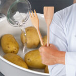 de ce să ții cartofii în apă rece înainte de
