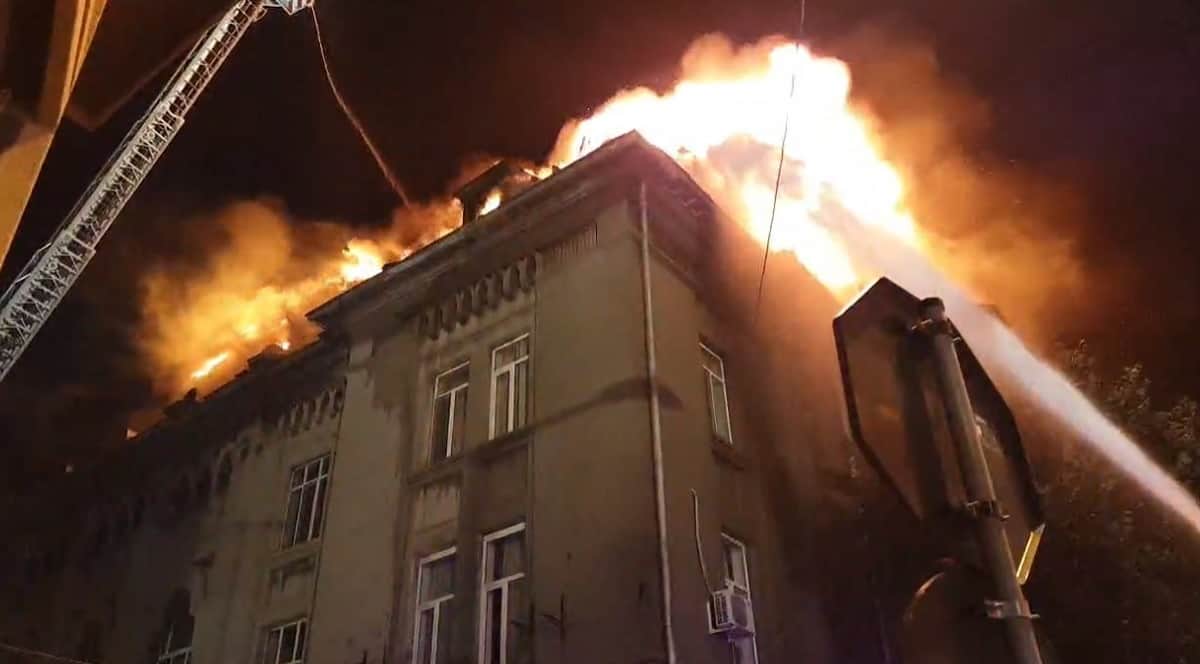 incendiu de proporții la sediul arhiepiscopiei tomisului. pompierii intervin la