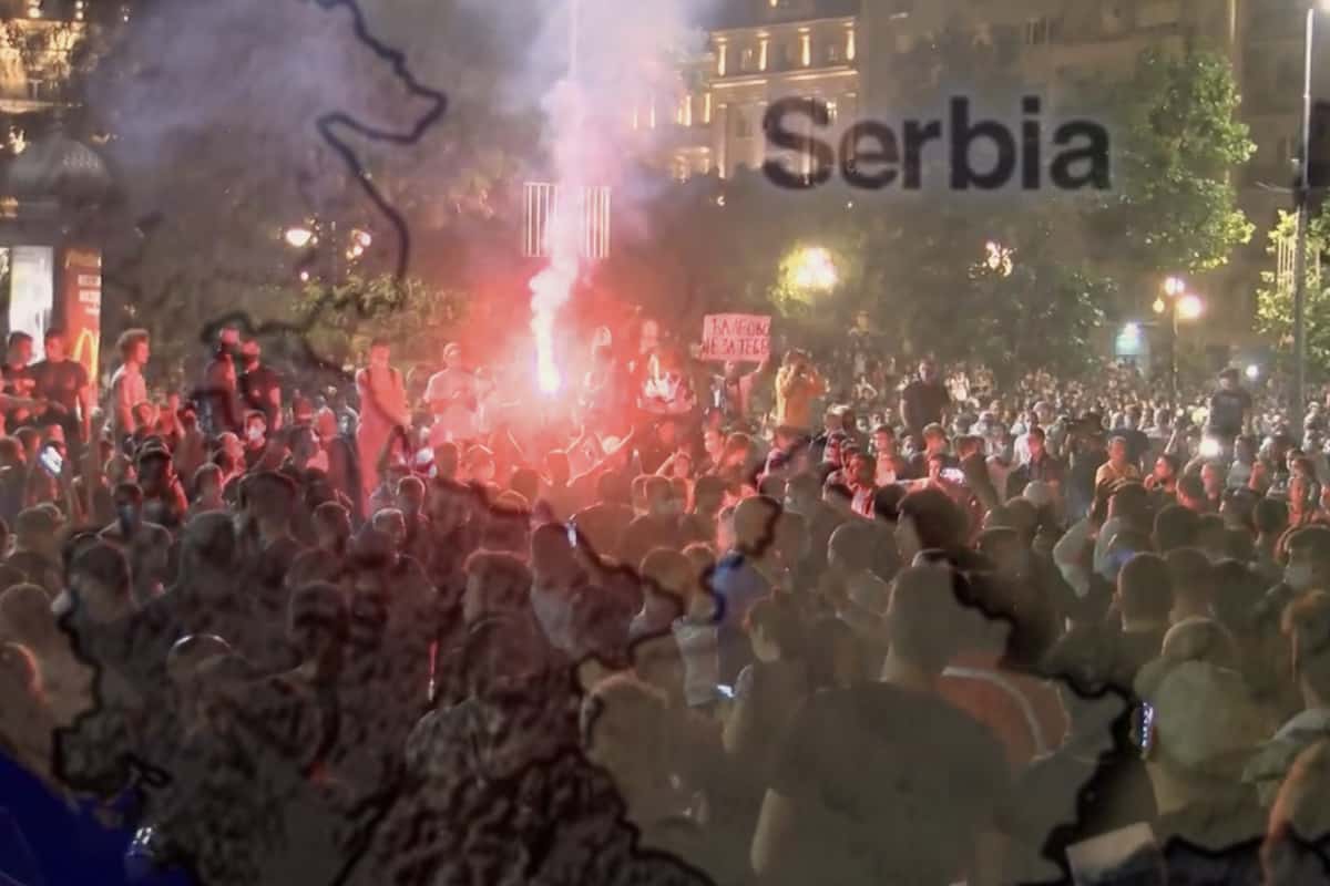 demonstrație de 10.000 de oameni într o țară din balcani. au