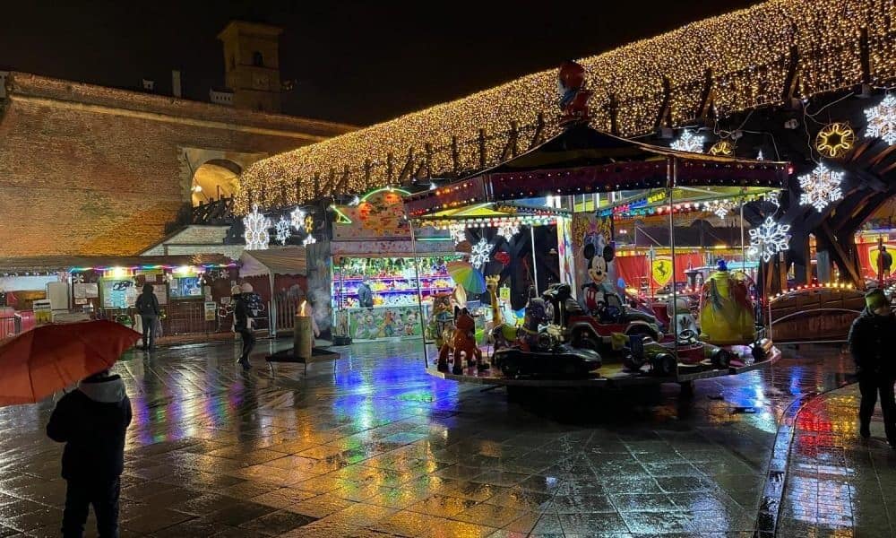 Alba Iulia se pregătește de Crăciun Pavilionul de lumini, mutat din Piața Cetății. Tunel