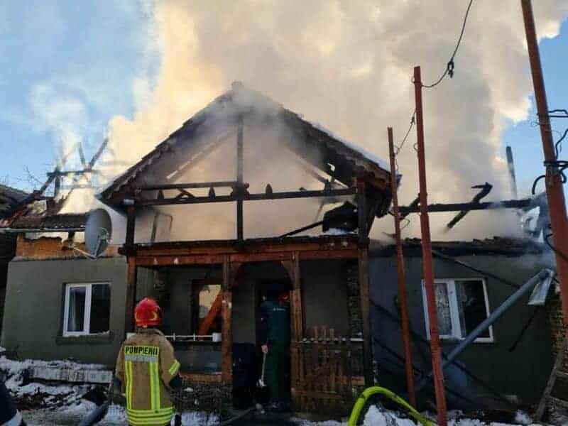 foto: incendiu produs la acoperișul unei case, într o localitate din