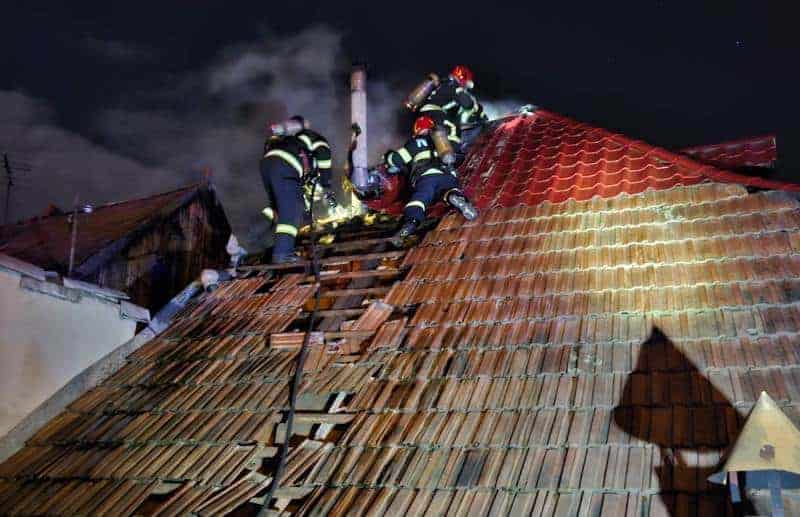foto: incendiu la alba iulia. acoperișul unei case, cuprins de