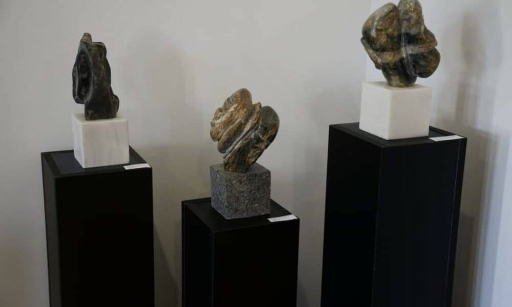 foto: „pietrele timpului”, expoziție cu sculpturi din piatră, plămădite din