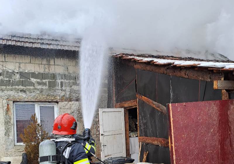 update foto: incendiu în satul sebeșel, lângă săsciori. arde acoperișul