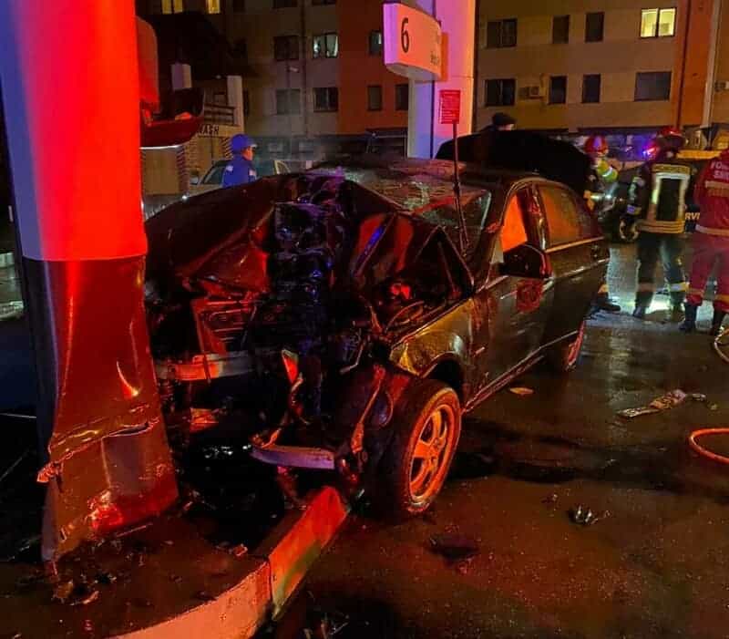 foto: o șoferiță băută s a înfipt cu mașina într o pompă