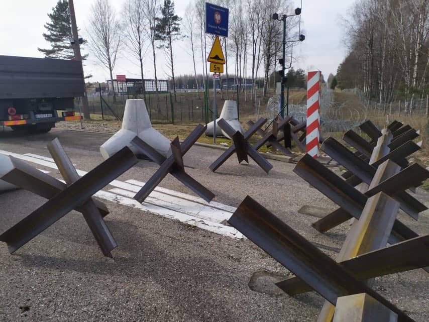 polonia a început să instaleze „arici” antitanc la granițele cu