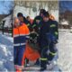 foto: bolnav dus la ambulanță pe brațe, din cauza drumului