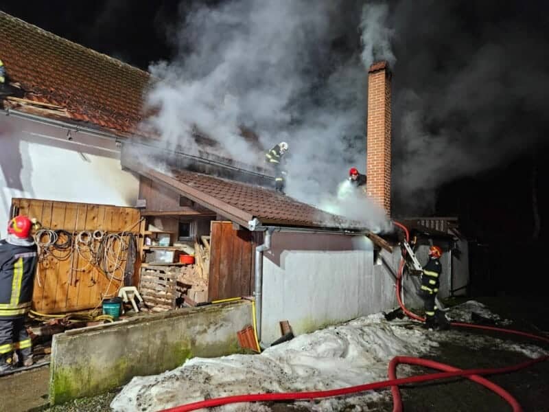 foto video: casă distrusă de flăcări într o localitate din sibiu