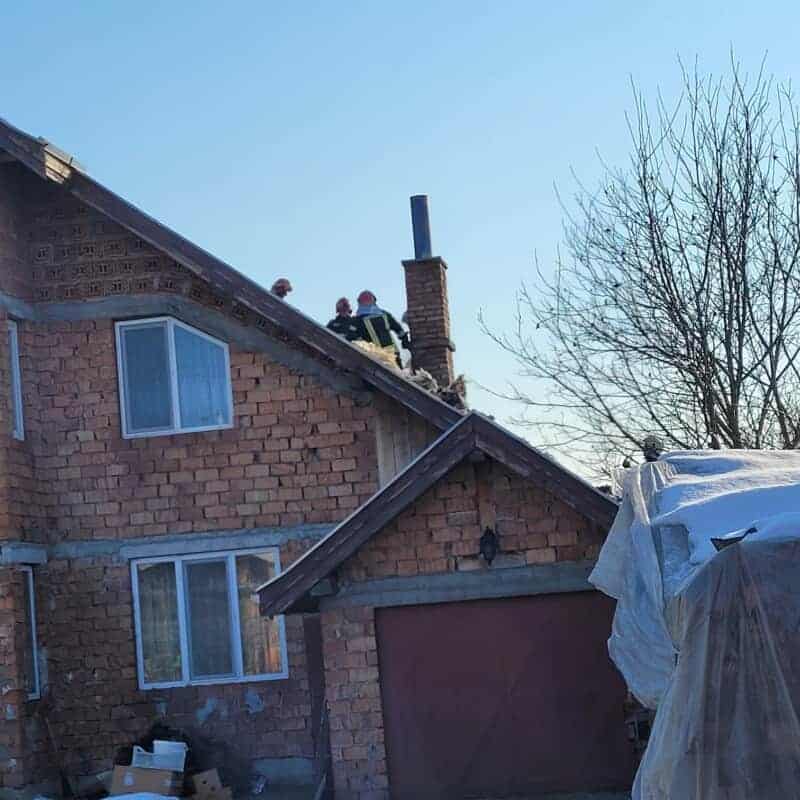update foto: incendiu produs la acoperișul unei locuințe, într o localitate