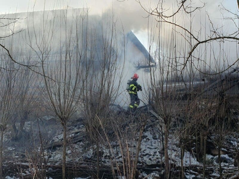 foto: incendiu produs într o gospodărie din zalău. intervin pompierii