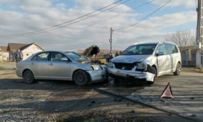 foto: coliziune între două mașini într o localitate din bistrița năsăud. o