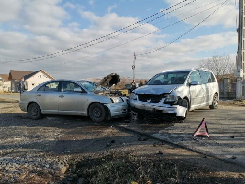 foto: coliziune între două mașini într o localitate din bistrița năsăud. o