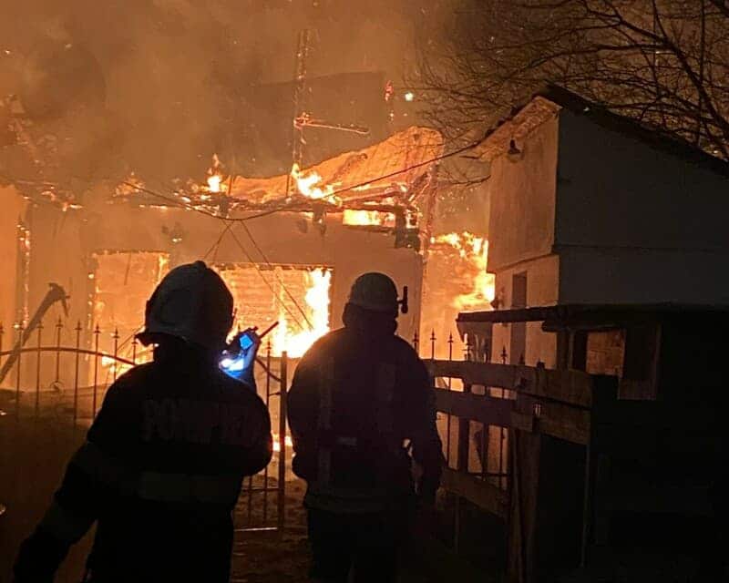 foto: incendiu violent la o casă din râșnov. mai multe