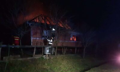 foto. incendiu de casă în satul sâmboleni. cauza izbucnirii focului