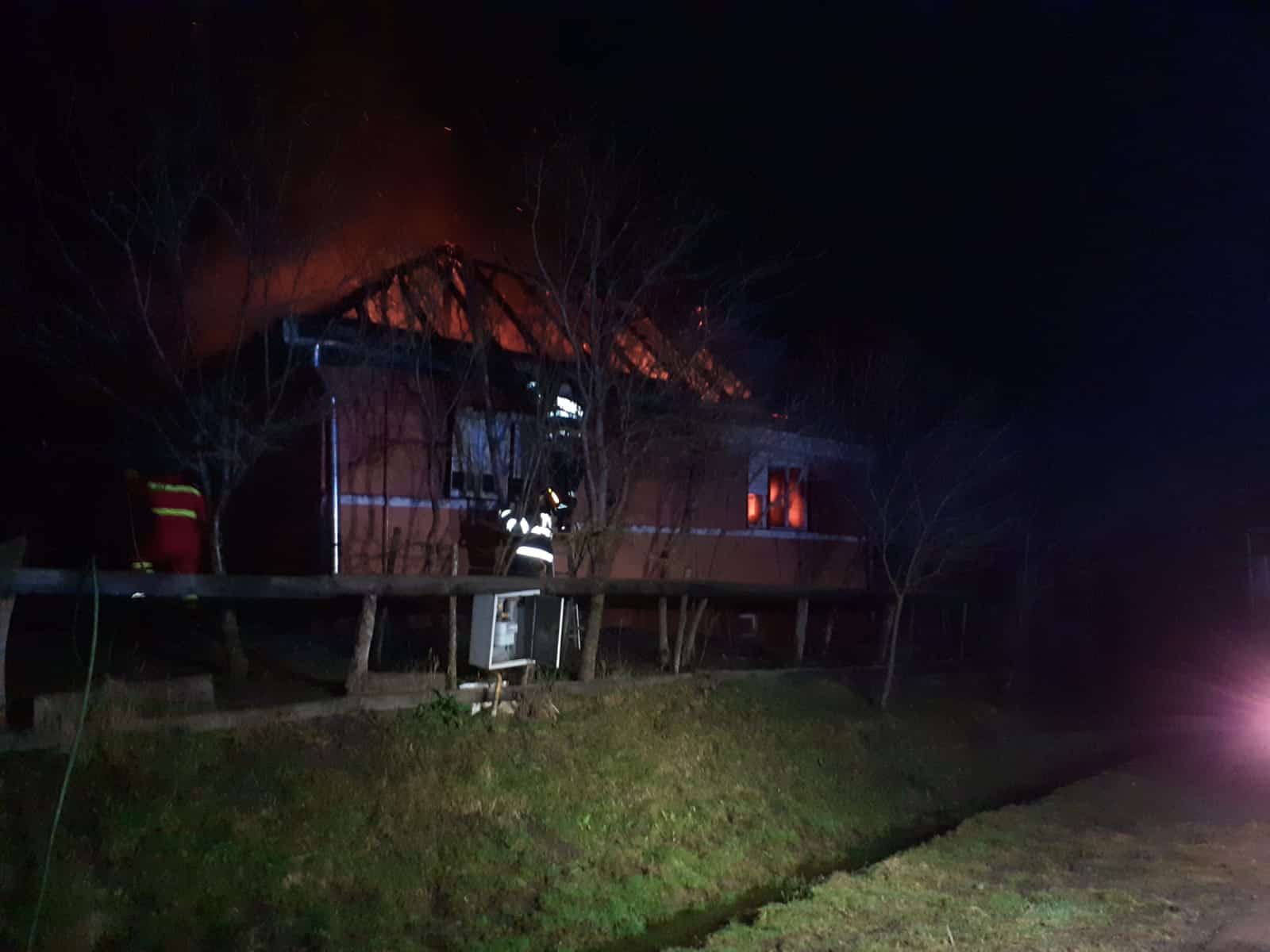 foto. incendiu de casă în satul sâmboleni. cauza izbucnirii focului