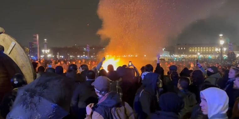 ciocniri violente între manifestanți și poliție la paris. mai multe