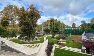 foto. vilă cu grădină, teren de tenis, iaz și piscină,