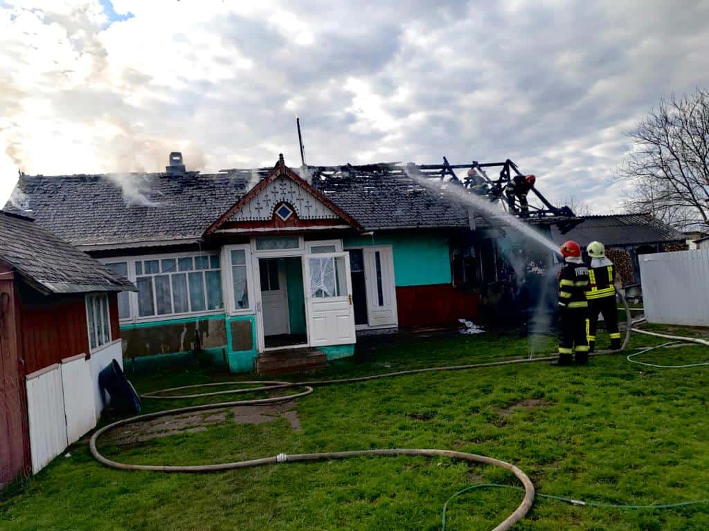 incendiu suceava acoperis casa 1