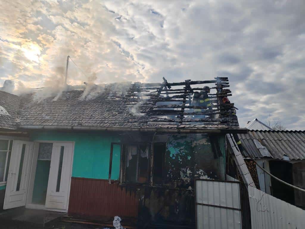 incendiu suceava acoperis casa