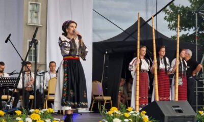 video: festivalul folcloric tinerețe, în piața cetății din alba iulia.