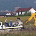 video: mai mulți muncitori filmați în timp ce îngropau deșeuri