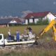 video: mai mulți muncitori filmați în timp ce îngropau deșeuri