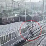 video: momentul în care ușa unui tren de călători se