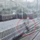 video: momentul în care ușa unui tren de călători se