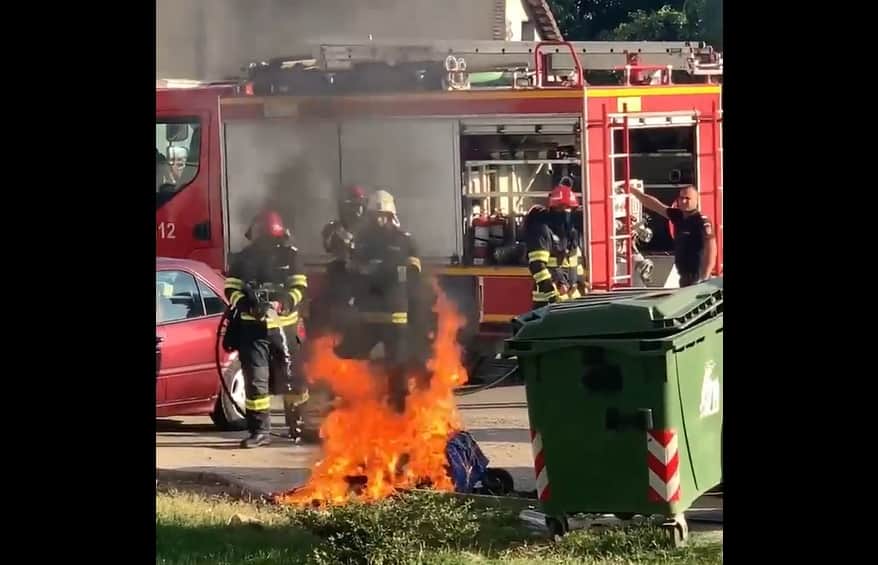 video: incendiu la alba iulia. două containere au luat foc.