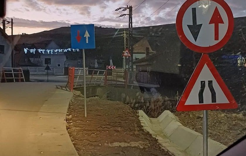 foto dilemă rutieră în satul berghin: cine trece primul? semne