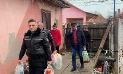 foto: polițiștii locali din teiuș au cumpărat și oferit cadouri
