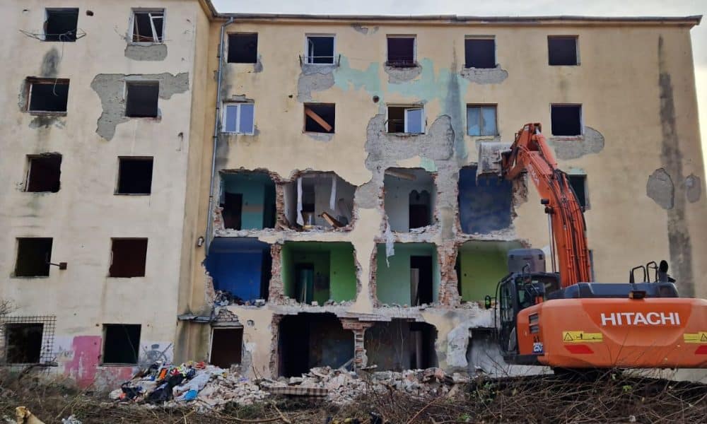 video: a început demolarea blocului ”turturica” din alba iulia. au