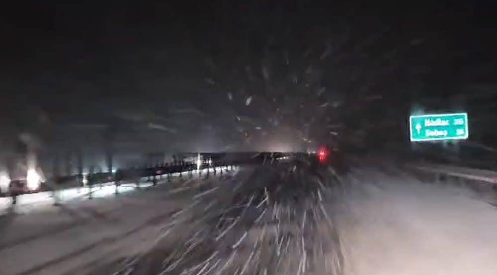 video Știrea ta: ninsoare pe autostrada a1 sebeș sibiu. zăpada se