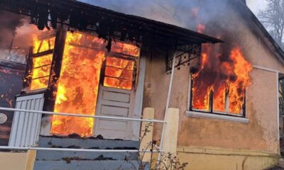 foto incendiu puternic la câmpeni: o casă situată într o zonă
